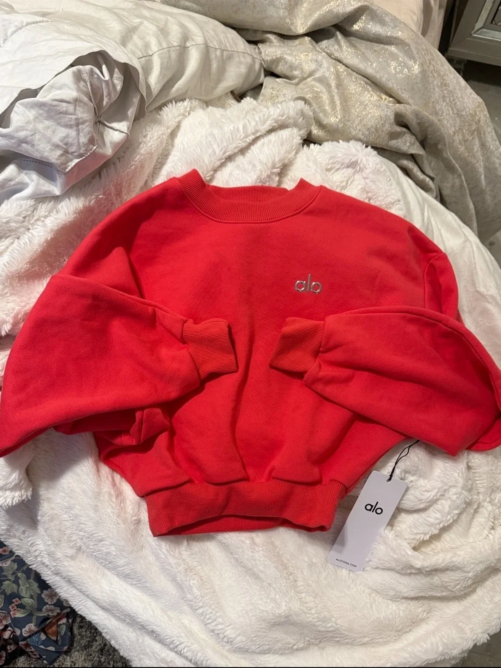 AUTHENTIC🍓 Alo Yoga Cropped Accolade Crewneck - Candy Red 🍓
